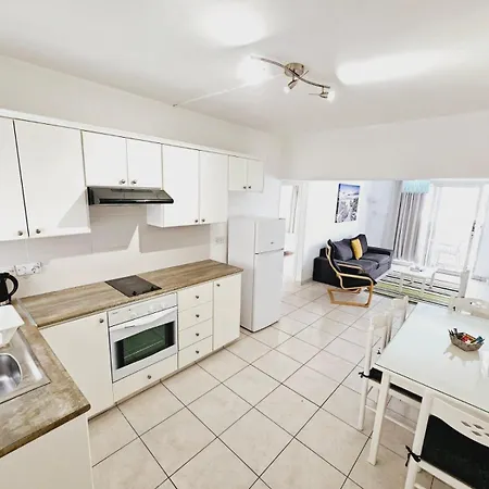 Stephanie Apartment *